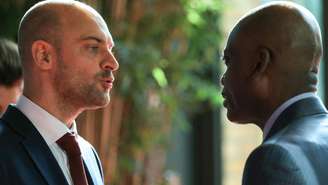 Ministro francês das Relações Exteriores, Jean-Noël Barrot, conversa com o ministro togolês Robert Dussey, em foto de arquivo tirada em Paris. (30/10/2025)