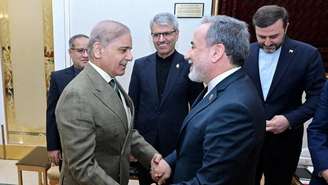 O primeiro-ministro paquistanês, Shehbaz Sharif (à esquerda), reúne-se com o ministro das Relações Exteriores iraniano, Abbas Araghchi, em Islamabad, Paquistão, em 25 de abril de 2026.