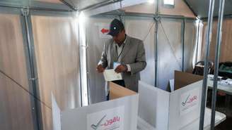 Palestino comparece às urnas em Deir el-Balah, na Faixa de Gaza. (25/04/2026)