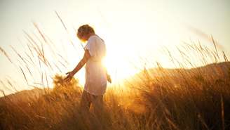 Estudos mostram que o contato consciente com a natureza pode reduzir a solidão, melhorar o bem