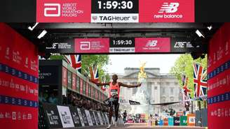 O queniano Sebastian Sawe, o primeiro homem na história a quebrar a marca de 2 horas na Maratona de Londres, em 26 de abril de 2026.
