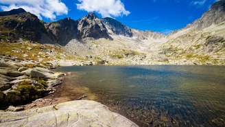 Em lagos de montanha isolados, a presença de peixes revela uma combinação surpreendente de processos naturais como a ectozoocoria, além de mudanças geológicas ao longo do tempo – depositphotos.com / annabieniek