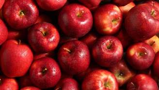 Simpatias com maçã podem ajudar a atrair um novo amor com mais intenção e conexão emocional