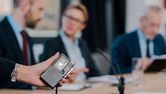 A voz que você ouve por dentro não é a mesma que o mundo escuta – depositphotos.com / IgorVetushko