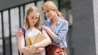 Ser educado não é se colocar em culpa o tempo todo, é saber quando realmente é preciso pedir desculpas – depositphotos.com / IgorVetushko