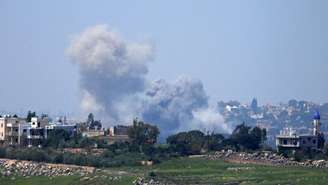 Fumaça sobe após um ataque aéreo israelense à cidade de Zawtar El-Charqiyeh, no sul do Líbano, em 26 de abril de 2026.