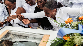 Mulheres choram no enterro coletivo de oito vítimas de um ataque com drone. O alvo era um suposto chefe de quadrilha de Porto Príncipe, no Haiti, mas o ataque tirou a vida de 11 civis no dia 20 de setembro de 2025