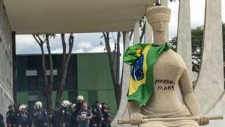 Estátua 'A Justiça', de Alfredo Ceschiatti, pichada por vândalos do 8 de janeiro, em frente à sede do STF, em Brasília