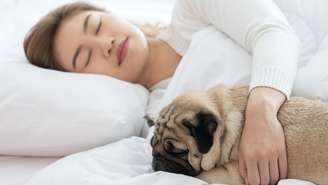Pesquisadora analisou diferentes estudos para entender os efeitos para o sono e para a saúde emocional de dormir com o pet