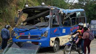 Um veículo danificado após um ataque a bomba que matou quase vinte pessoas na Rodovia Pan-Americana, no distrito de El Tunel, em Cajibio, Colômbia, em 26 de abril de 2026.