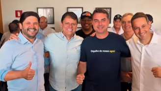 Da esquerda para a direita: O deputado estadual André do Prado (PL-SP), o governador Tarcísio de Freitas (Republicanos), o senador Flávio Bolsonaro (PL-RJ) e o deputado federal Guilherme Derrite (PP-SP), na feira Agrishow