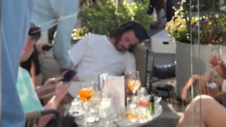 Craque inglês Jack Grealish foi flagrado cochilando em um bar na cobertura após uma tarde regada a álcool com amigos.