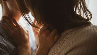 Beijar de olhos abertos pode ter diferentes significados; entenda o que especialistas dizem sobre o comportamento e seus impactos 