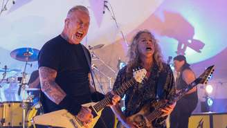 James Hetfield e Kirk Hammett, do Metallica, se apresentam ao vivo no Stephen Talkhouse em 28 de agosto