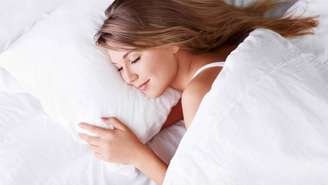 Ao longo de alguns minutos de contato contínuo, o travesseiro deixa de ser frio e passa a ficar morno. Isso acontece porque o calor do corpo se transfere para o enchimento, alterando temporariamente suas propriedades físicas – depositphotos.com / Deklofenak