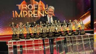 William Bonner visita o SBT para buscar 33 troféus do Troféu Imprensa e homenageia a equipe do Jornal Nacional. Veja os detalhes desse reencontro