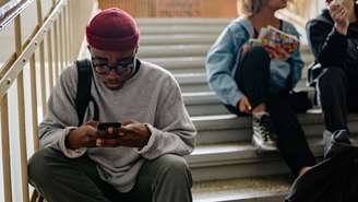 Entenda por que a Geração Z está cada vez mais preocupada com a IA e como isso impacta expectativas, carreira e saúde mental