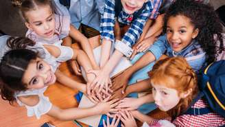 A psicologia do desenvolvimento mostra que a resiliência infantil não surge apenas de ambientes rígidos, mas da combinação entre afetos, limites claros, oportunidades de aprendizagem e condições de vida minimamente seguras – depositphotos.com / ArturVerkhovetskiy