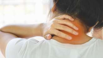 Entenda o que é inflamação silenciosa, quais sinais o corpo dá e como hábitos como alimentação, sono e estresse influenciam esse processo