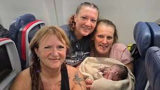 Passageira entra em trabalho de parto durante voo nos Estados Unidos e dá à luz dentro do avião com ajuda de outros passageiros