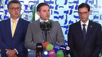 Presidente da Câmara, Hugo Motta, concede entrevista ao lado dos deputados Alencar Santana (esquerda) e Leo Prates, designados como presidente da comissão especial e relator