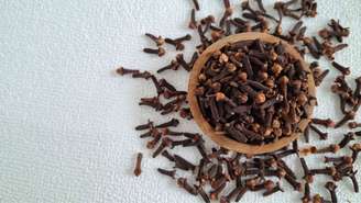 Ritual com cravo pode ajudar a atrair boas energias e prosperidade; veja como usar esse ingrediente de forma simples no dia a dia