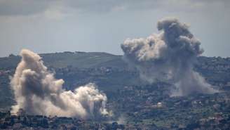 Fumaça sobe após explosões no sul do Líbano, perto da fronteira com Israel. Em 28 de abril de 2026.