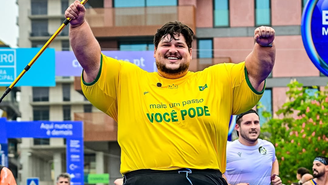 Júlio Mamute comemora conclusão de maratona na Europa: 'O chão tremeu'