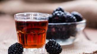 Entenda o efeito do chá de amora nos sintomas da menopausa