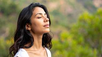 Saiba o que é mediunidade aflorada, os principais sinais físicos e emocionais e como lidar com esse despertar espiritual de forma consciente