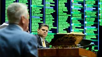 Davi Alcolumbre diate do painel do Senado em sessão conjunta do Congresso que derrubou veto de Lula à dosimetria 