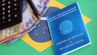 A criação da Consolidação das Leis do Trabalho, em 1943, ocorreu em um contexto de forte industrialização e de fortalecimento do Estado como regulador das relações entre patrões e empregados – depositphotos.com / Mehaniq