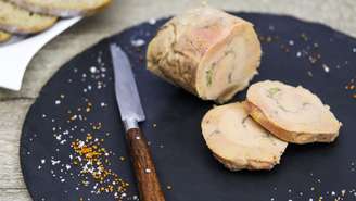 Câmara aprova lei que proíbe o foie gras e outros produtos de alimentação forçada. Veja as penas de prisão previstas e como a regra muda a culinária no Brasil