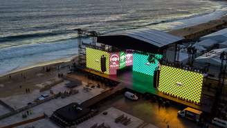 Palco montado para o show de Lady Gaga na praia de Copacabana, Rio de Janeiro