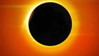Um eclipse solar total ocorre quando a Lua se posiciona exatamente entre a Terra e o Sol, alinhando-se de forma que o disco lunar cubra por completo o disco solar para quem está em determinada faixa do planeta, chamada de caminho da totalidade – depositphotos.com / visuals6x