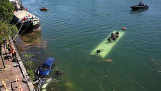 Equipes de emergência e bombeiros franceses trabalham no local onde um ônibus com passageiros caiu no Rio Sena em Juvisy-sur-Orge, perto de Paris, França, em 30 de abril de 2026.