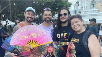Grupo de fãs de Shakira em frente ao Copacabana Palace, onde ela está hospedada