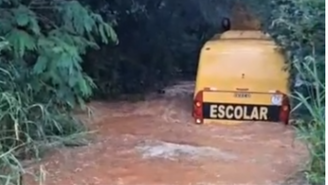 Ônibus fica 'ilhado' após ser arrastado por enxurrada no oeste do Paraná