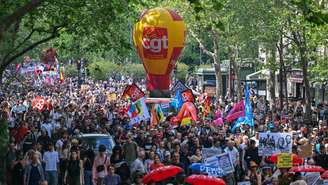 Pessoas participam de uma manifestação do Dia do Trabalhador em Paris, em 1º de maio de 2026.