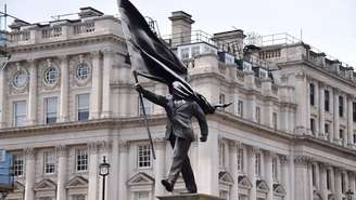 A estátua apareceu em um pedestal em Waterloo Place na quarta-feira