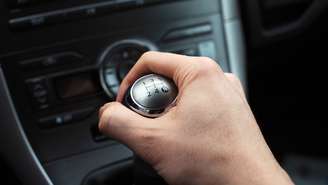A presença de carros com câmbio manual, por décadas predominante em muitos mercados, vem diminuindo de forma consistente em vários países – depositphotos.com / jjayo