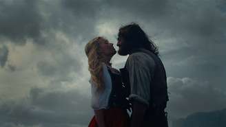 'O Morro dos Ventos Uivantes', com Margot Robbie, estreia no streaming (Divulgação)