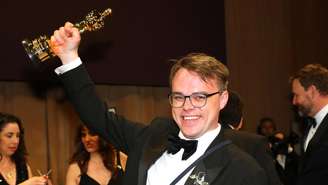 O professor russo Pavel Talankin exibe seu Oscar de Melhor Longa-Metragem Documentário por “Mr. Nobody Against Putin” na cerimônia do Oscar, em Hollywood, 15 de março de 2026.