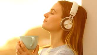 Novo estudo revela que ouvir 30 minutos de música reduz a ansiedade de forma eficaz. Entenda como o tempo de escuta influencia seu bem