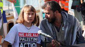 Foto ilustrativa: o ativista brasileiro Thiago Ávila conversa com a ativista sueca Greta Thunberg durante uma coletiva de imprensa antes da partida da Flotilha Global Sumud, uma expedição humanitária para Gaza, no porto de Barcelona, Espanha, em 31 de agosto de 2025.