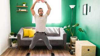 O exercise snacking surge como uma alternativa prática, que se encaixa em intervalos curtos: o trajeto até a cozinha, a subida de um lance de escadas, a pausa entre reuniões – depositphotos.com / tonodiaz