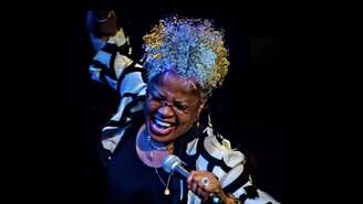A cantora Sonia Santos fez de Los Angeles um polo de expressão afro-brasileira.