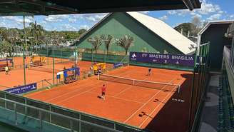 Atletas treinam no clube 