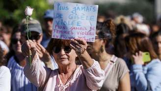 Imagem ilustrativa que mostra uma marcha silenciosa ocorre em 5 de outubro de 2024, em Mazan, em apoio a Gisèle Pelicot e contra a cultura do estupro.