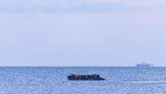 Migrantes tentam atravessar o Canal da Mancha em barcos usados por coiotes, como essa embarcação retratada ao largo da costa de Gravelines, no norte da França, em 14 de abril de 2026.
